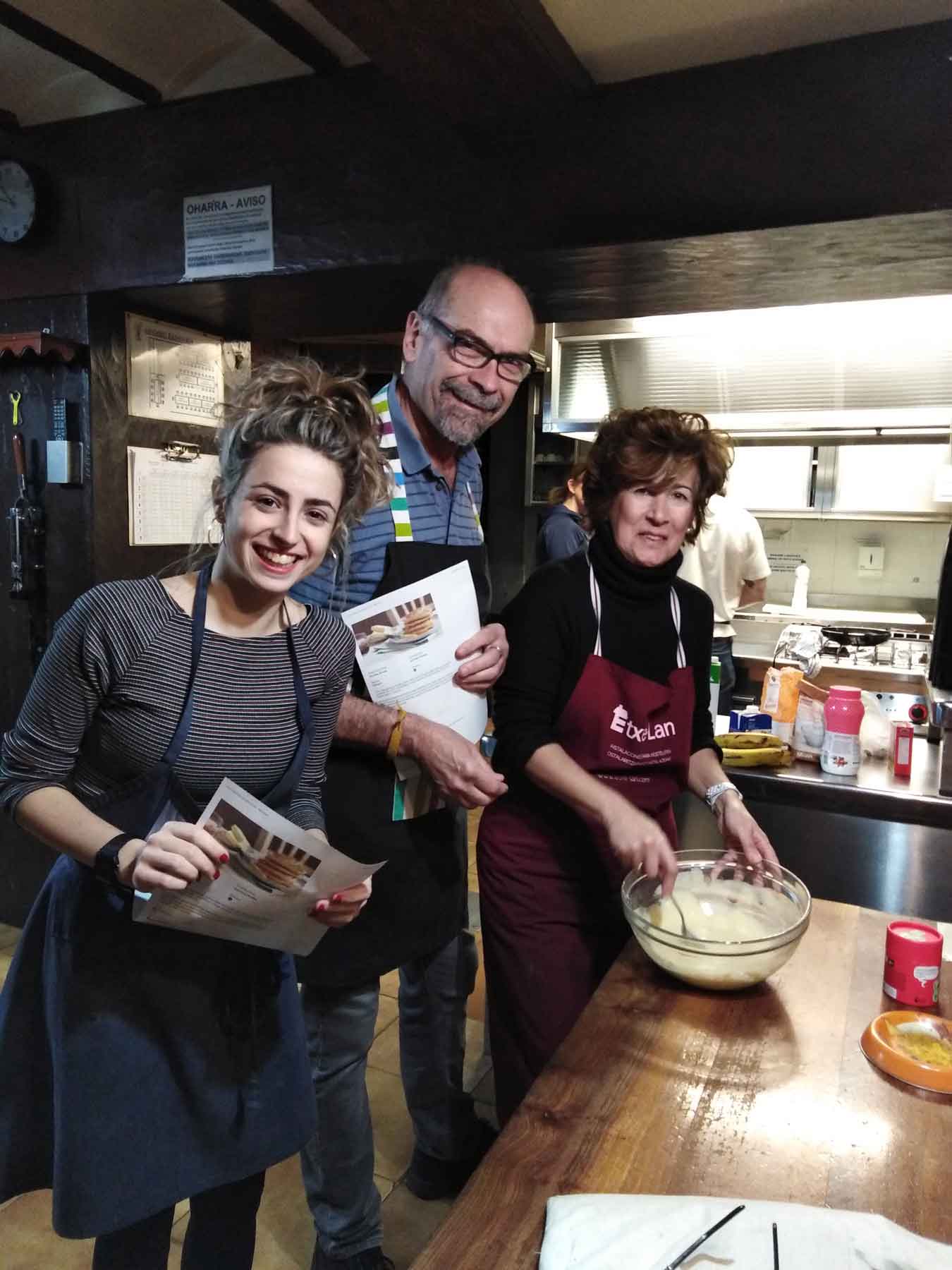 estudiantes de english alive haciendo pankakes